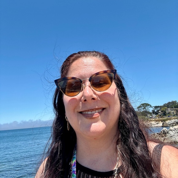 Meet your Posher, Holly - Picture 2 of 2